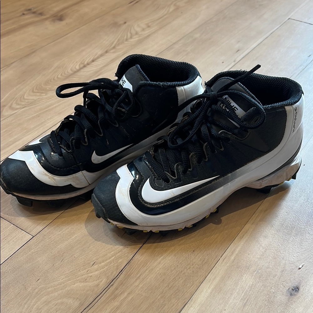 Nike Black and White Baseball Cleats (size 3.5)